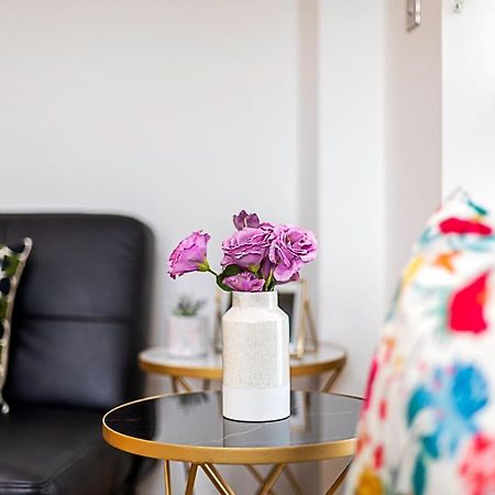Trendy Queen'S Park Apartment With Views Across ロンドン エクステリア 写真