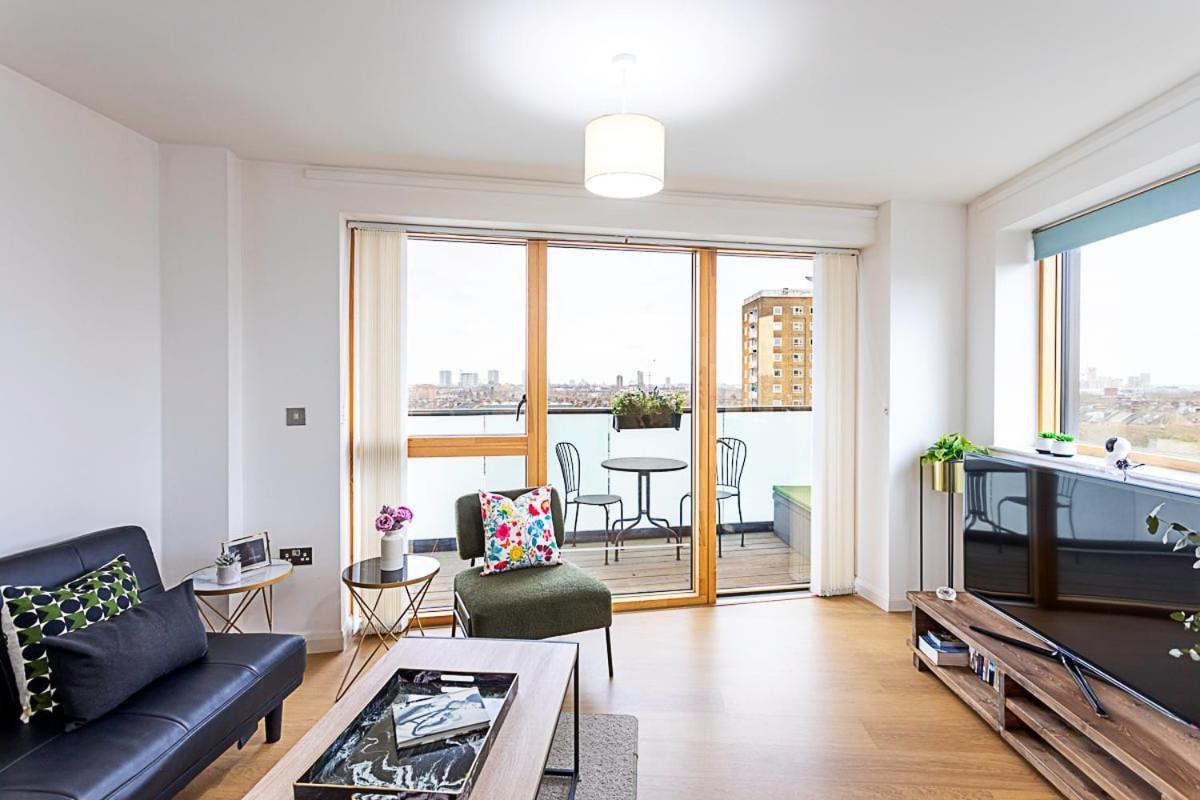 Trendy Queen'S Park Apartment With Views Across ロンドン エクステリア 写真