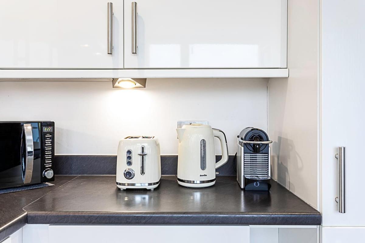 Trendy Queen'S Park Apartment With Views Across ロンドン エクステリア 写真