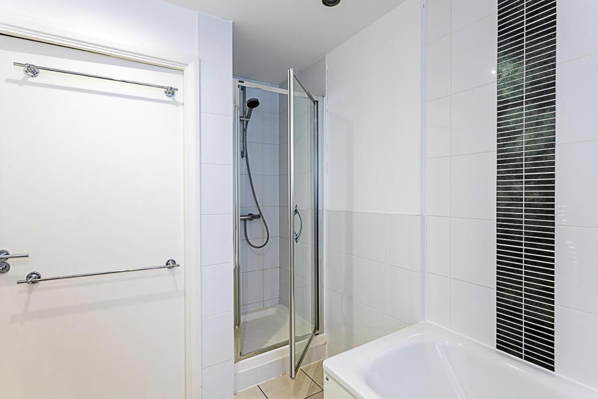 Trendy Queen'S Park Apartment With Views Across ロンドン エクステリア 写真