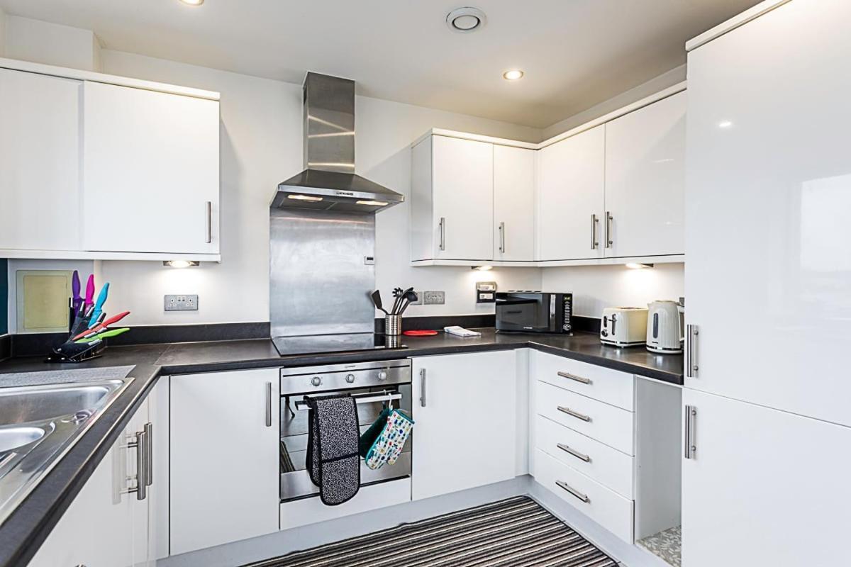 Trendy Queen'S Park Apartment With Views Across ロンドン エクステリア 写真