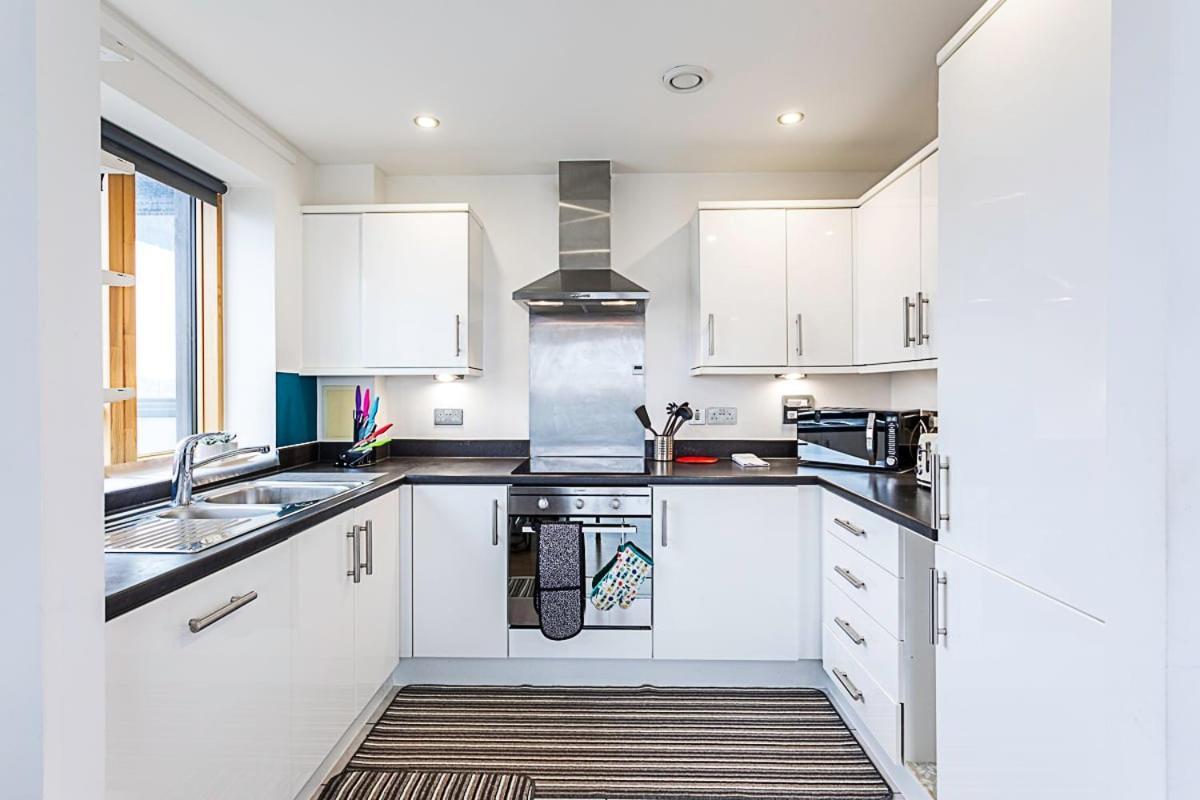 Trendy Queen'S Park Apartment With Views Across ロンドン エクステリア 写真