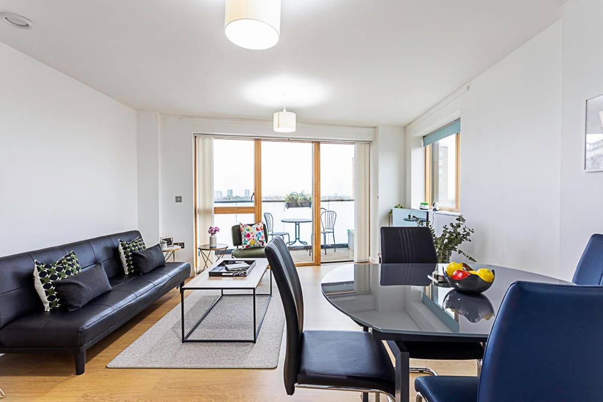 Trendy Queen'S Park Apartment With Views Across ロンドン エクステリア 写真
