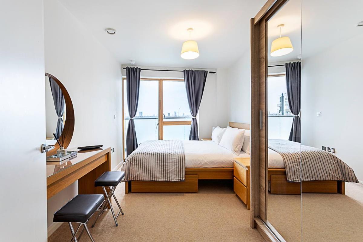 Trendy Queen'S Park Apartment With Views Across ロンドン エクステリア 写真