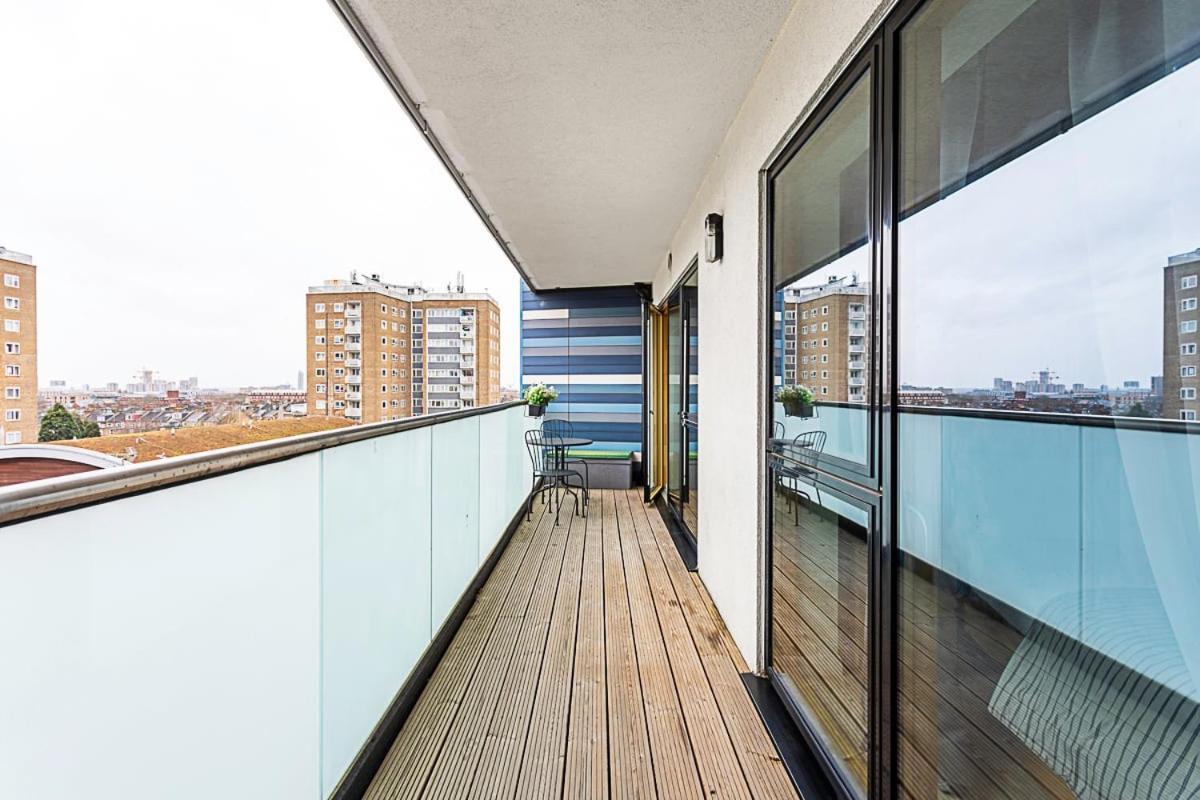Trendy Queen'S Park Apartment With Views Across ロンドン エクステリア 写真